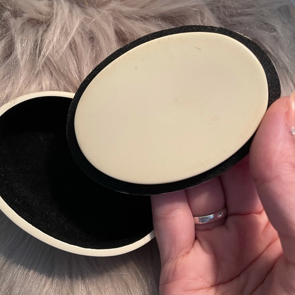 SOLD Vintage jewelry / trinket box with velvet lining - Picture 4 of 9